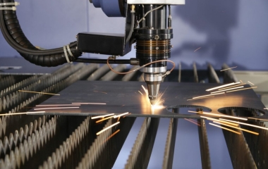 Vật liệu ảnh hưởng như thế nào đến độ chính xác của việc cắt laser?